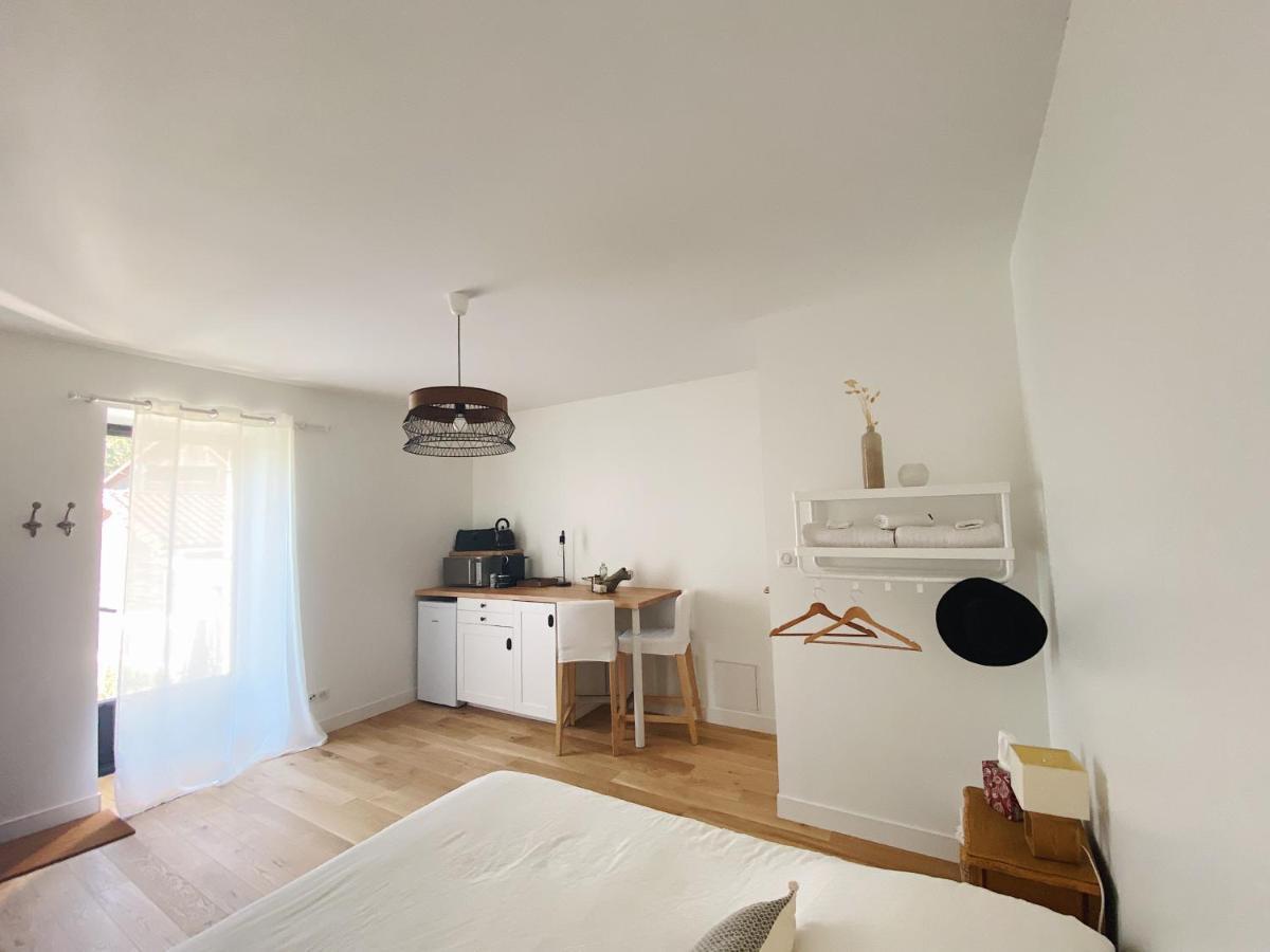 L'Anne xe, studio dans ferme rénovée Valeuil Extérieur photo