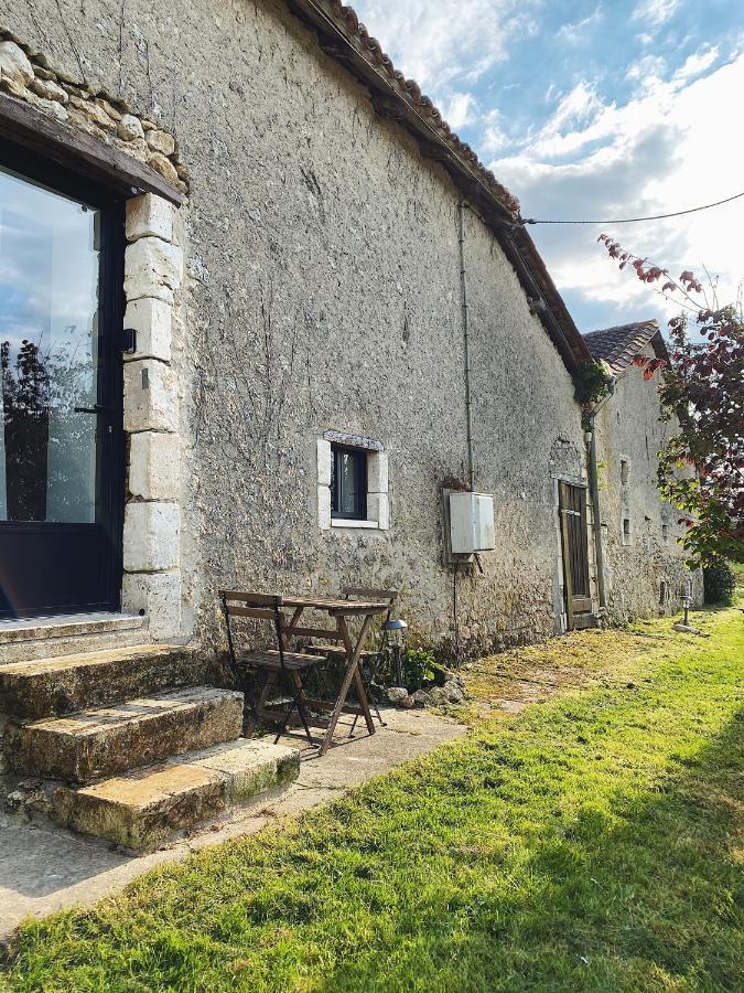 L'Anne xe, studio dans ferme rénovée Valeuil Extérieur photo